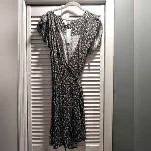 Velvet by Graham & Spencer floral short sleeve wrap dress / new w/tags / size L
